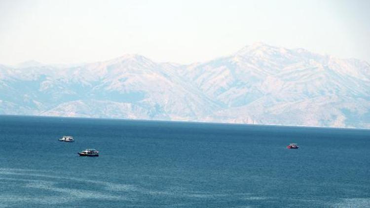 Van Gölünde batan tekneyi arama çalışmaları 8inci günde de devam ediyor