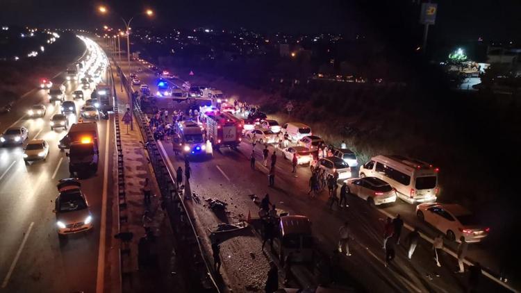 Son dakika haberi: TEM’de yolcu otobüsü devrildi Ölü ve yaralılar var