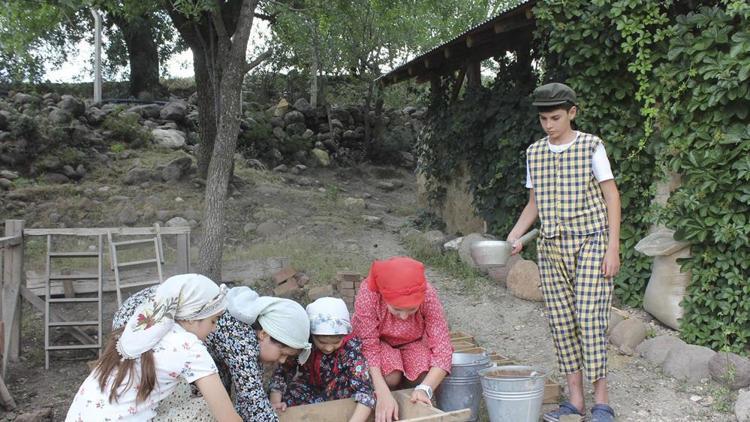 Orda bir köy var uzakta o köy çocukların köyü