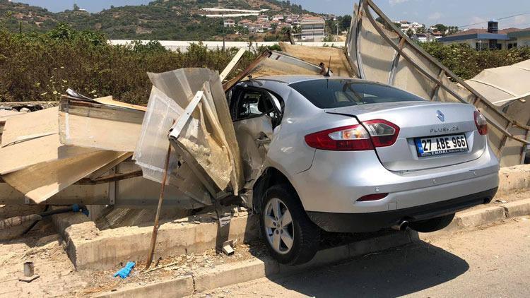 Alanyada alt geçide çarpan otomobilde 1i ağır, 4 yaralı