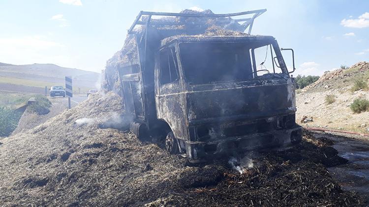 Nevşehirde saman yüklü kamyonet yandı
