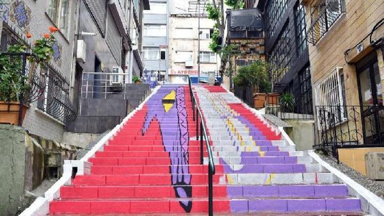 Sokak sanatçıları merdivenleri renklendiriyor