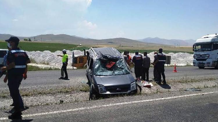 Hafif ticari araç şerit değiştirirken kaza yaptı: 4 yaralı