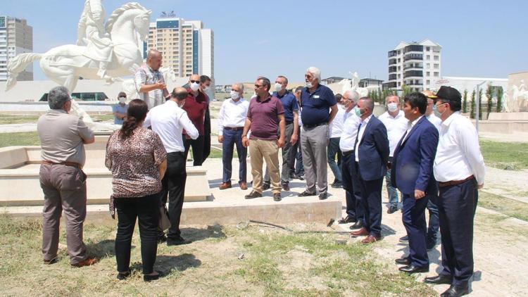 Ziyaretçilerine tarihi anlatacak