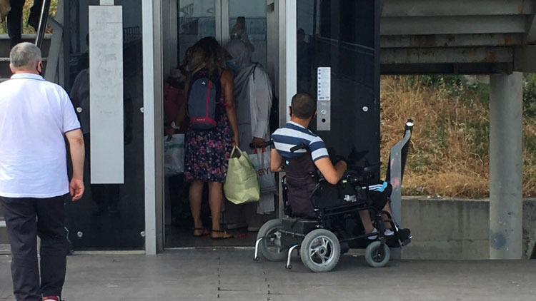 Metrobüs durağında engelliye asansör ayıbı