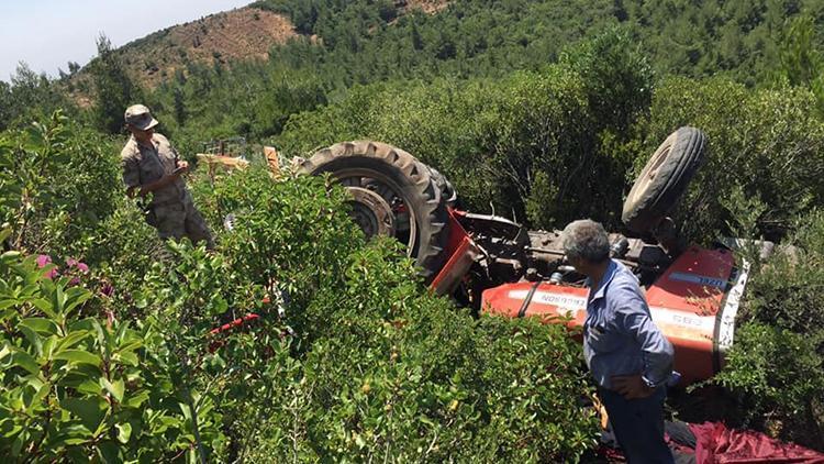 Kullandığı traktör devrilince feci şekilde can verdi