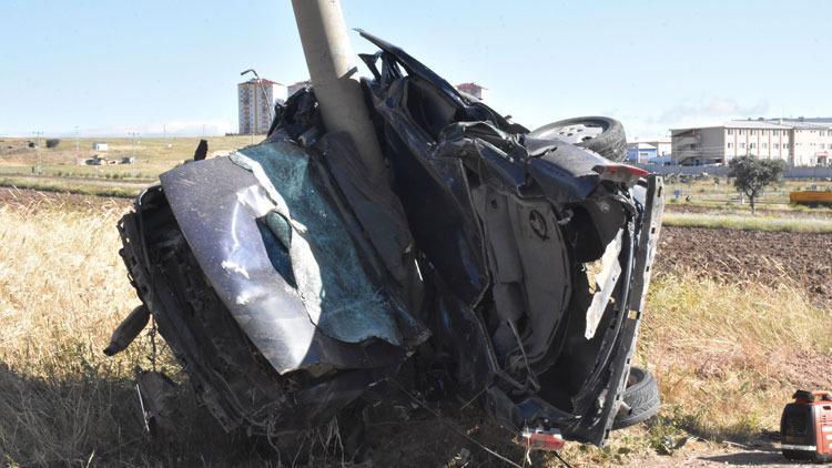 Elektrik direğine çarpan otomobilin sürücüsü öldü