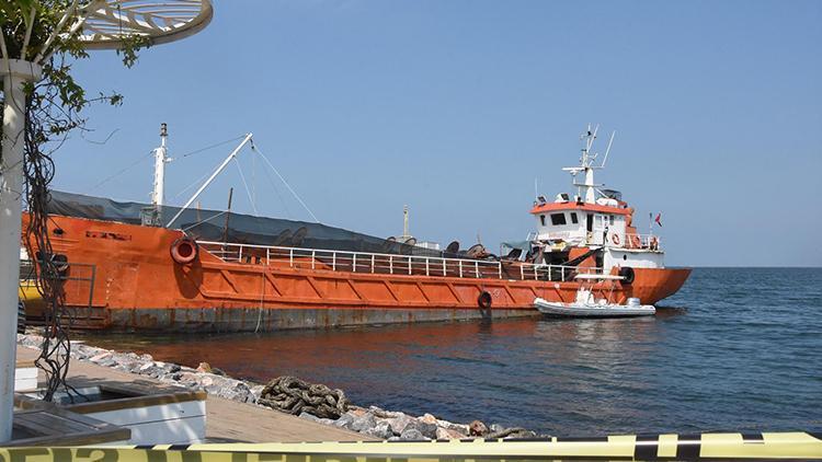 Batma tehlikesi olan tankerde yakalanan göçmenler, gruplar halinde toplanmış