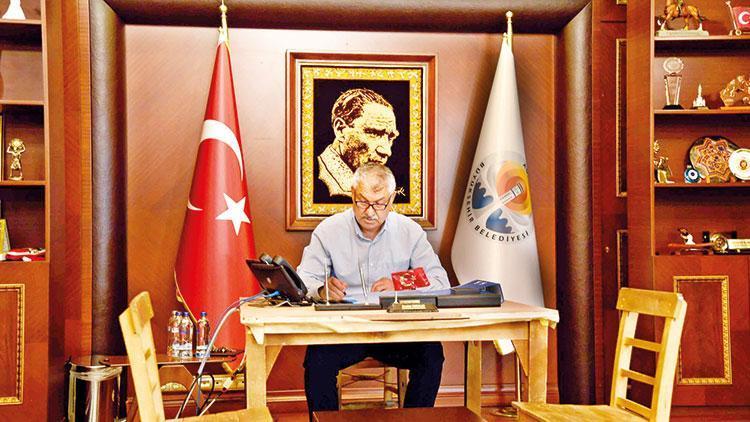 Adana Büyükşehir Belediye Başkanı’nın makam koltuğuna haciz