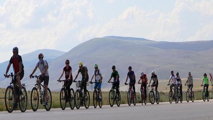 Doğa için pedal çevirip, piknikçilerin çöplerini temizlediler