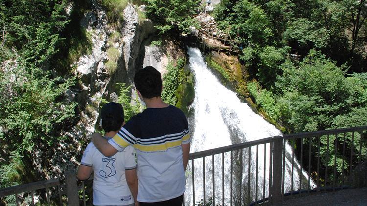 Küre Dağları Milli Parkında kanyon içindeki şelaleye yoğun ilgi