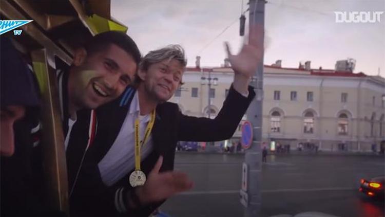 Zenit, şampiyonluğu şehrin sokaklarında kutluyor
