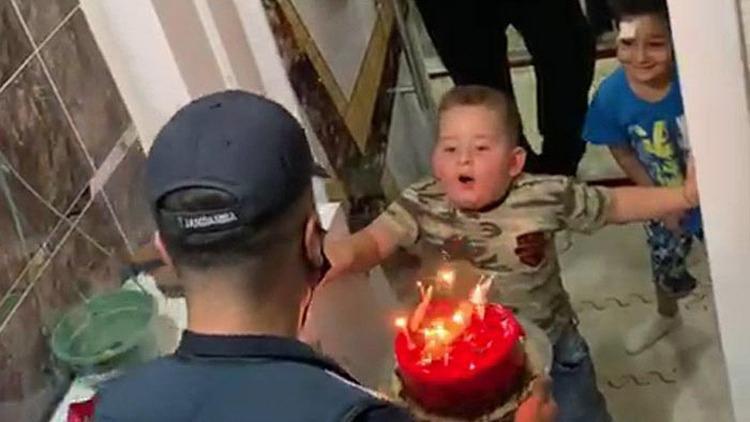 Jandarmadan minik Mustafaya sürpriz doğum günü pastası