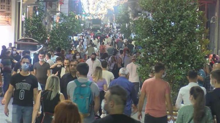 İstiklal Caddesi koronavirüse rağmen tıklım tıklım