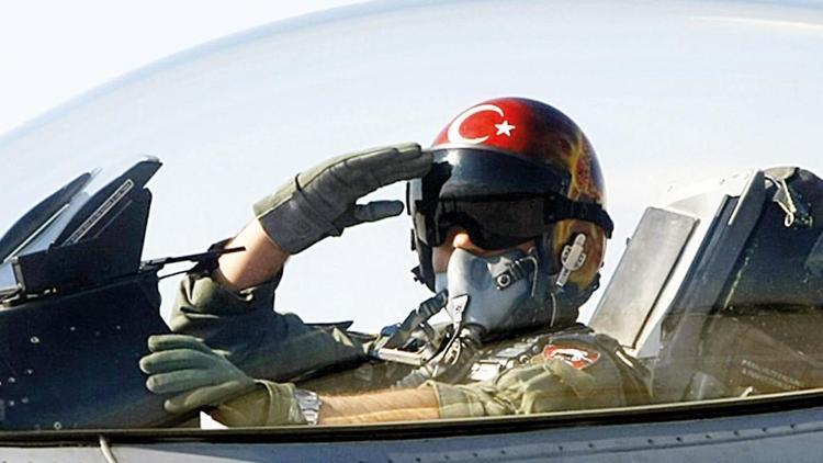 F-16 pilotlarına ilaçlı kumpas