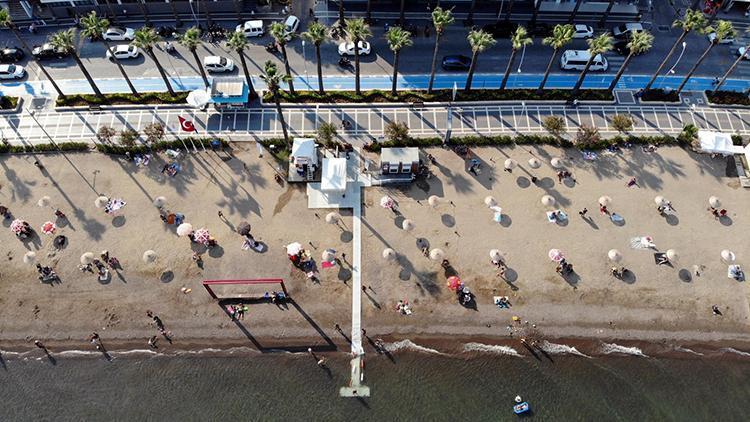 Marmariste halk plajında sosyal mesafeli deniz keyfi drone ile görüntülendi