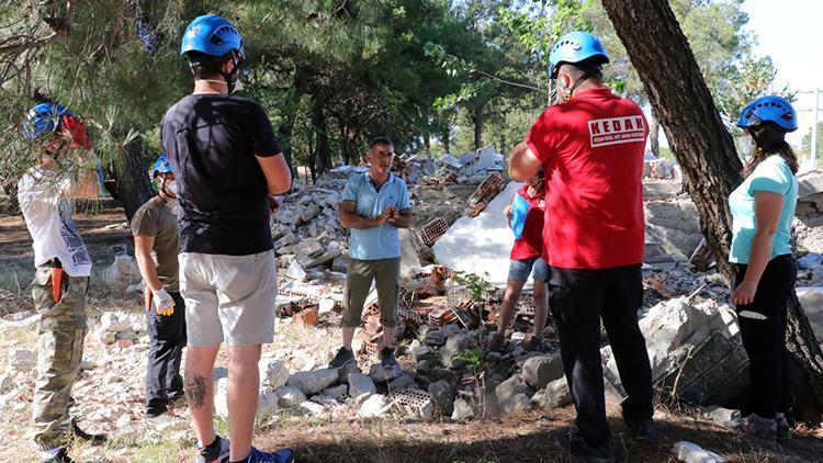 Deprem gönüllülerinden enkazda arama-kurtarma eğitimi