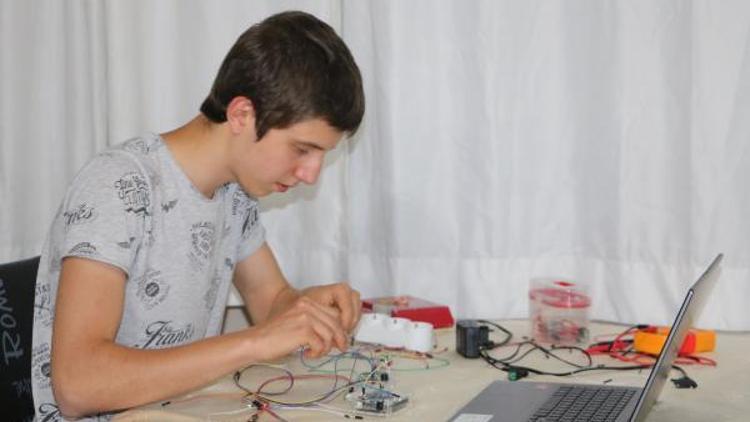 Lise öğrencisi koronavirüs sürecinde yazılım projeleri geliştirdi