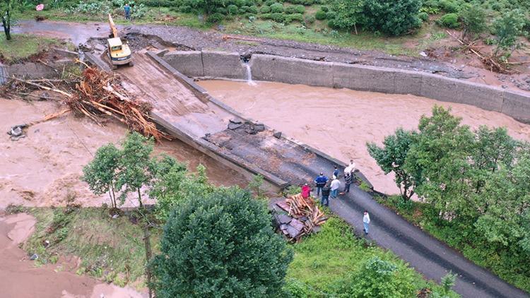 Rizedeki şiddetli yağışın ardından hasar tespit ve tahliye çalışmaları sürüyor