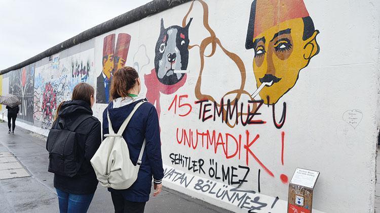 Berlin Duvarı’na 15 Temmuz notu