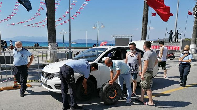 Zabıtadan otomobilinin lastiği patlayan tatilciye yardım