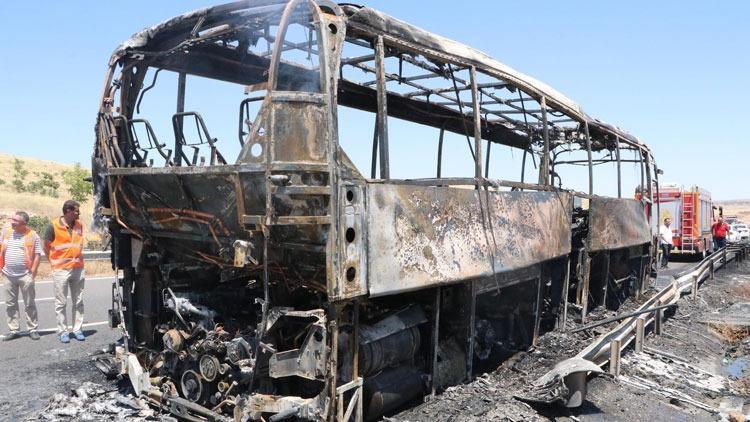 Şanlıurfa’da yolcu otobüsü alev alev yandı