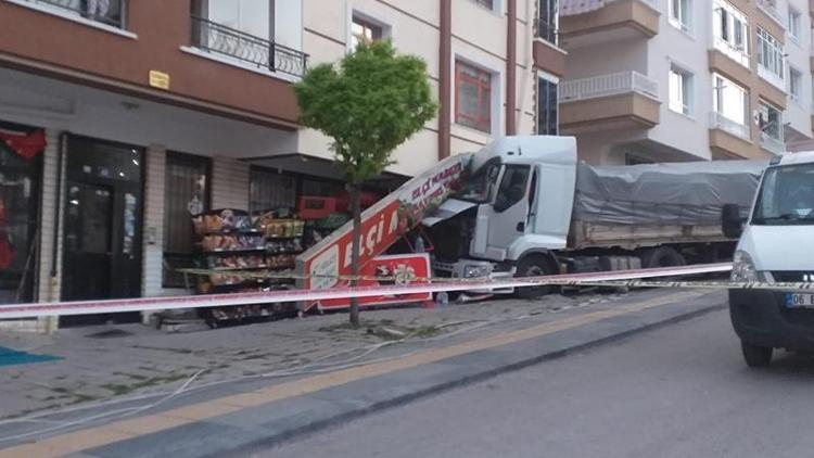 Freni boşaldı markete daldı