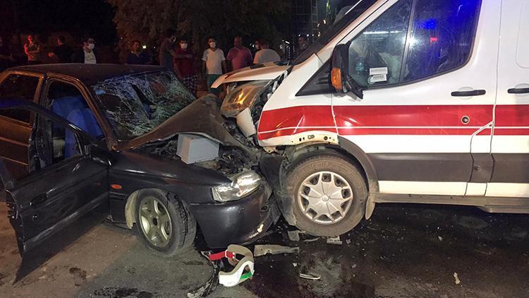 Otomobil, ambulansa çarptı: 7 yaralı