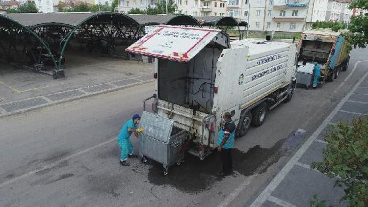 Kocasinan Belediyesi, çöp konteynırlarını dezenfekte ediyor