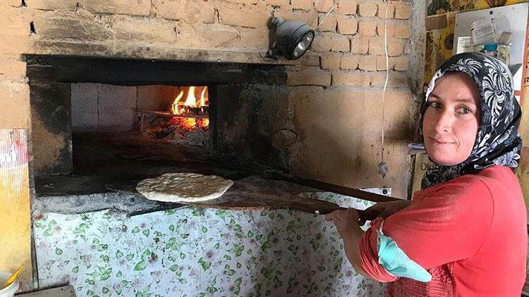 Kahramanmaraş'ta kadınların yaptığı çardak ekmeği yoğun ilgi görüyor
