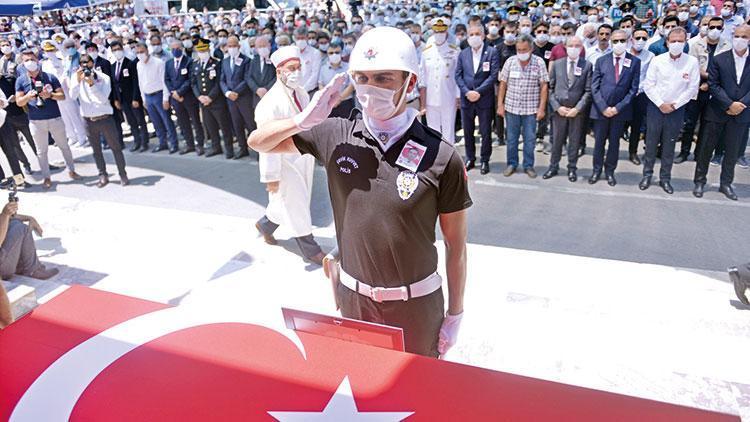 Gözyaşlarıyla uğurlandılar; şehit arkadaşının yanına defnedildi