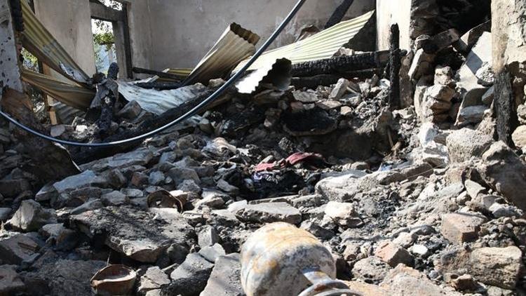 Cammu Keşmirde evlerine top mermisi isabet eden aynı aileden 3 kişi öldü