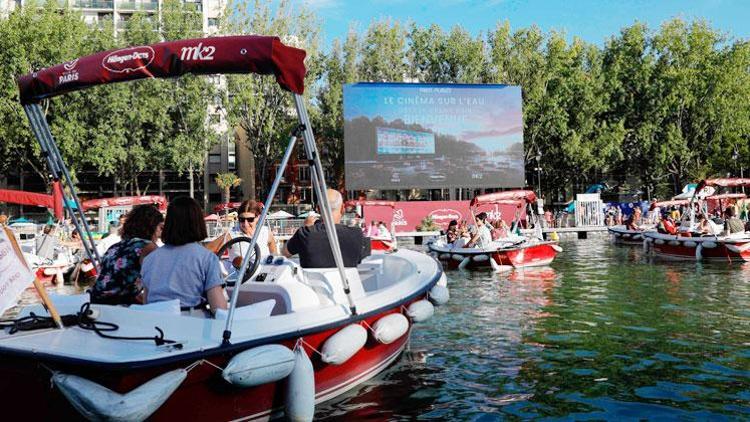 Paris’te yüzen sinema etkinliği