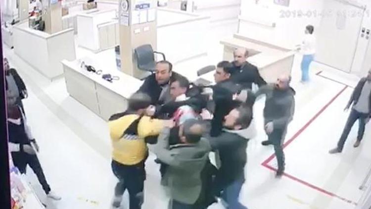 Diyarbakırda acil serviste dehşet Hasta yakınları saldırdı