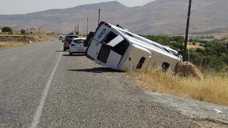 Batmanda yolcu minibüsü devrildi: 12 yaralı