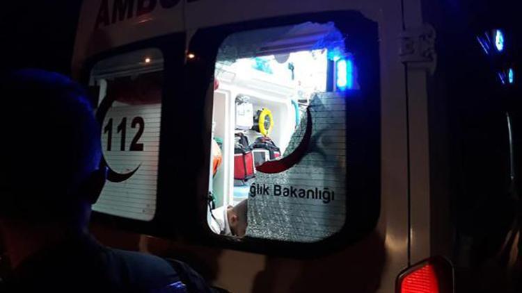 Kavgada yaralandı, yumrukla gelen ambulansın camını kırdı