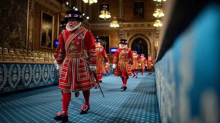 İngilterede kraliçenin muhafızları işten çıkarılıyor