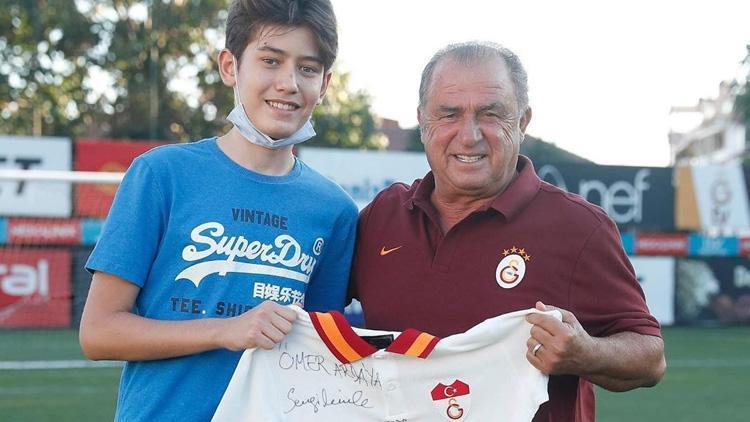 Galatasaray Teknik Direktörü Fatih Terim, LGS Türkiye 1.si Ömer Arda Aydın ile buluştu