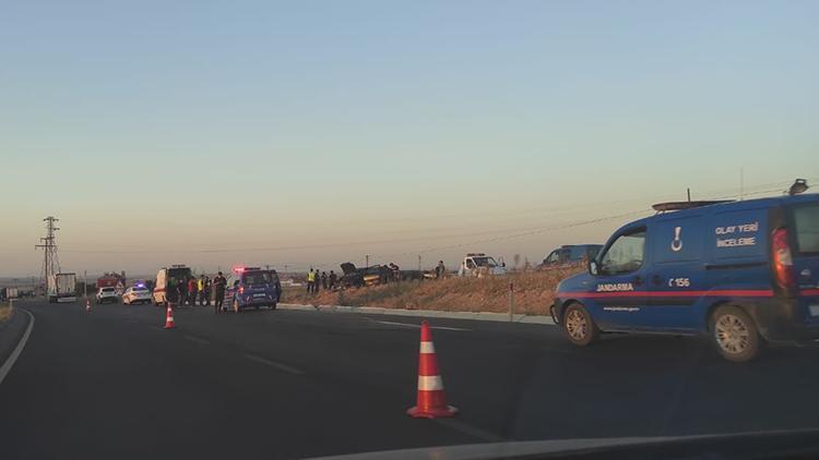 Gurbetçi ailenin otomobili tırla çarpıştı, 2 kişi öldü