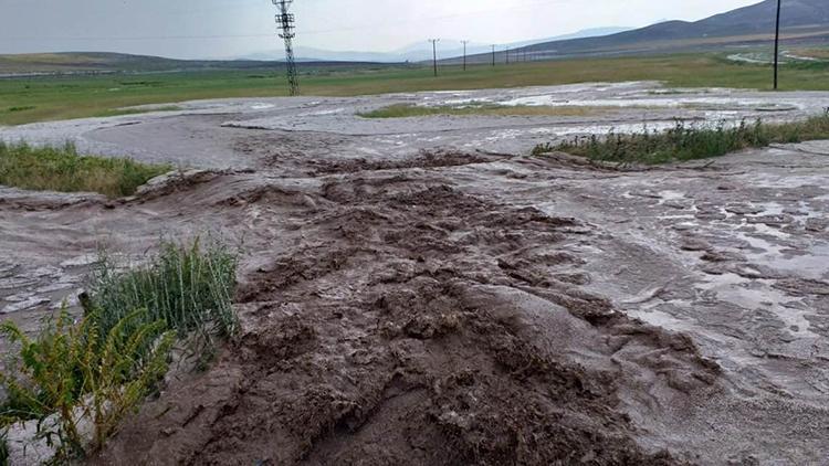 Özalp ilçesini önce dolu sonra sel vurdu