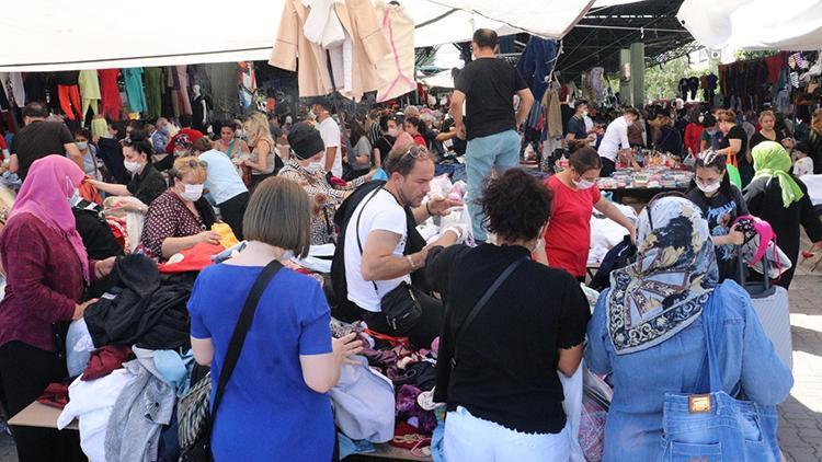 Pazarda alışveriş yoğunluğunda sosyal mesafe unutuldu