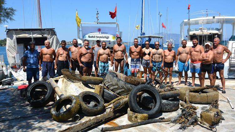 Kumluk Plajında denizden çıkarılan çöpler görenleri hayrete düşürdü