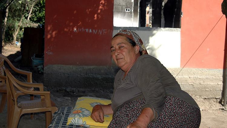 Evi yandıktan sonra bahçede yaşamını sürdüren kadın yardım bekliyor