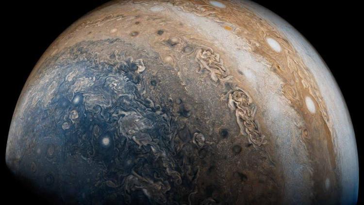 Jüpiterin uydusu Ganymedein kuzey kutbunun görüntüleri paylaşıldı