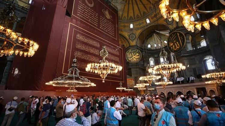 Cuma namazı sonrası Ayasofya Camiine akın ettiler