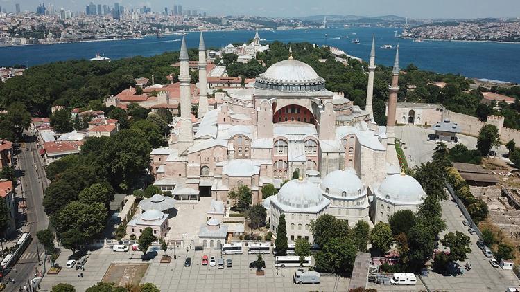 Ayasofya Camii kitabı açılışa gelenlere dağıtıldı