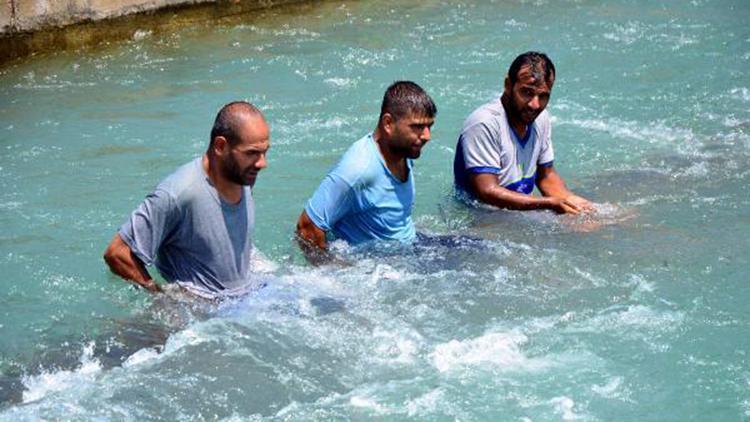 Adana’da termometreler 43 dereceyi gösterdi, vatandaş sulama kanalında serinledi