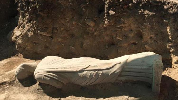 Pergede 1700 yıllık kadın heykeli bulundu