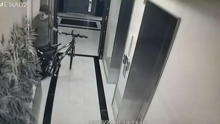 Bisiklet hırsızı güvenlik kamerasına takıldı