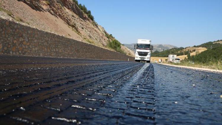 Tokatta sıcak hava asfalt eritti